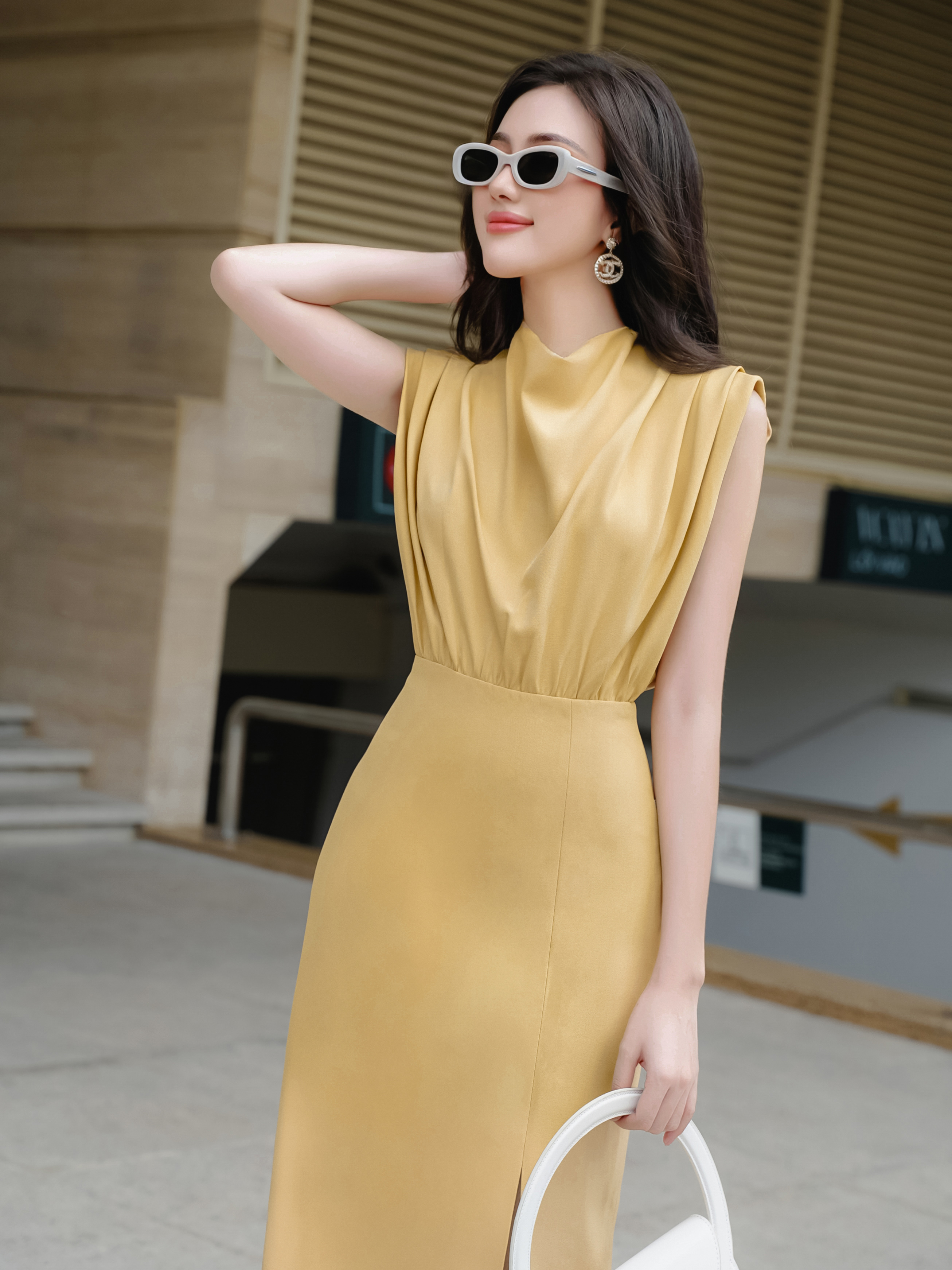 Váy bút chì cổ cao vai chờm
